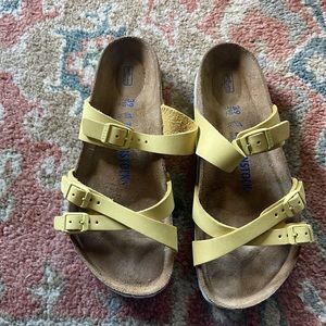 Birkenstock size 39 soft foot bed in nubuck leather in color popcorn